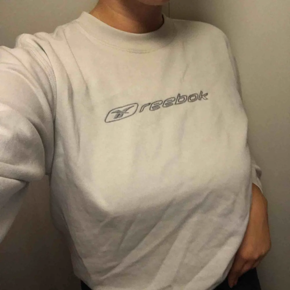 Reebok sweatshirt, köpt second hand. Har Använt den 1 gång :) . Tröjor & Koftor.