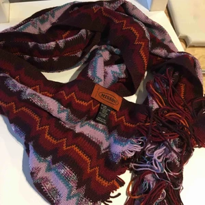  - Sjal från Missoni. Kan mötas upp i kungsbacka eller posta, köparen står för frakten. 