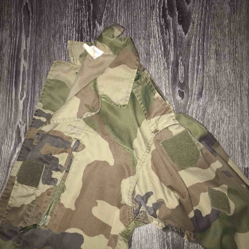Snygg kamouflagejacka från NA-KD Vintage. På en XS är den oversized, funkar även på en S/M. Frakt: 79 kr (blåpåse från Postnord) ▪️ Mitt pris: 300 kr, får jag inte minst 300 kr för den så behåller jag den själv.. Jackor.