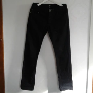  - Svarta jeans från H&Ms killavdelning, endast provade en gång. Säljes i nyskick! Pris 50kr, kan skickas om köparen står för frakt. Betalas med swish.