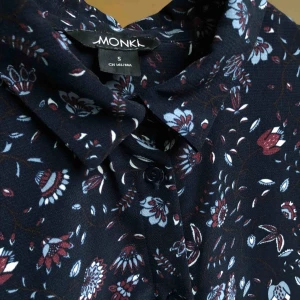  - Längre skjorta från Monki  Köparen står för frakt annars kan jag möta upp i Göteborg