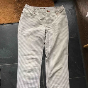  - Randiga byxor från Emmaus