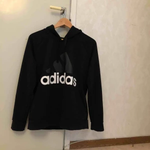  - Säljer denna svarta adidas hoodien , använd ett fåtal gånger och den är köpt för 500kr