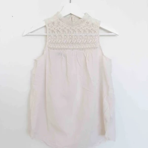  - Söt blus från zara. Har söt spets och är benvit. Mycket fint skick