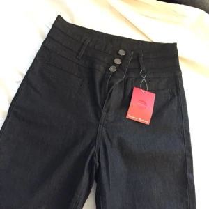  - Mörka jeans, nästan svarta, oanvända från Flash i modell Dolly. Rak modell i storlek 36, kan även passa 34:or. Liten 36:a dvs. 🙂 Kan mötas upp i Borlänge/Falun, Stockholm/Uppsala och Västerås. Vid frakt står köparen för denna 