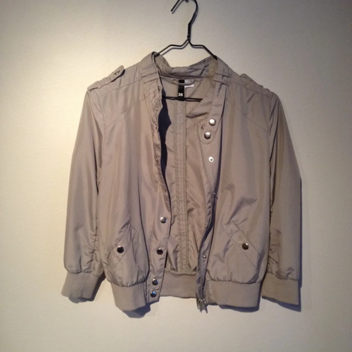 Cool tunn grå sommarjacka från H&M. Jättefint skick! Dragkedja+knappar, 2 fickor - 1391693835