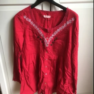  - Odd Molly Button down, nr 21 från äldre kollektion. Storlek 1 i jättefint skick och vackra detaljer. Pris 200 kr, kan skickas mot fraktkostnad 