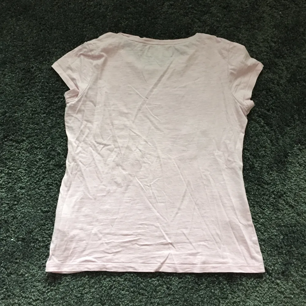 Rosa T-shirt från Hampton Republic i bra skick. Den är köpt på barnavdelningen (därför är det storlek 164) men passar även XS. Jag säljer den för att jag aldrig använder den. 🌻 Köparen betalar frakten. T-shirts.