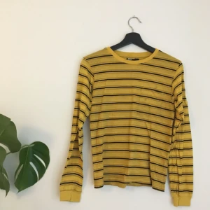  - Skitsnygg gulrandig tröja köpt på urban outfitters! Tyvärr har den två små fläckar på framsidan (se bild) men de går säkert att få bort om man försöker. Endast använd 2 ggr. // Möts upp i sthlm eller skickar mot frakt! Kolla gärna in mina andra annonser 💘🔥