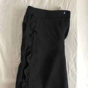  - Ett par SKIT snygga kostym byxor som tyvärr inte passar mig längre. Volanger vid sidorna. 