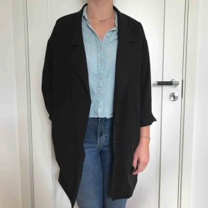  - En svart overaize jacka från Monki med fickor. Står storlek S men funkar även på M✨