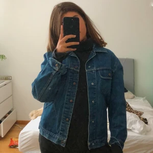  - Fin unisex jeansjacka som tyvärr inte kommit till användning. Köpte jackan i mars månad men den har mest bara legat i garderoben😬😔