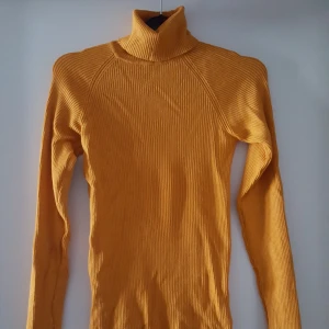  - Senapsgul stickad polotröja. Aldrig använd. Storlek XS men mycket töjbar och passar nog upp till strl M. Finns i Örebro men kan skickas mot en fraktkostnad på 54kr.