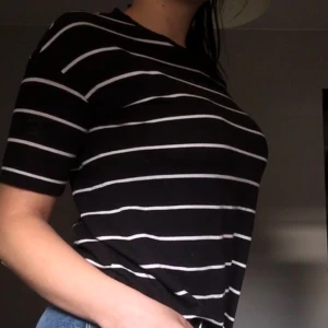  - Svart/vit randig trekvartströja , skit snygg men kommer tyvärr inte till användning längre! Frakt tillkommer, hämtas annars i Falun