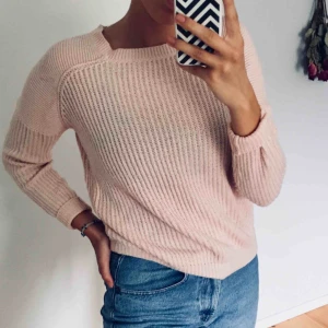  - Mysigt stickad tröja, inte för varm och perfekt till hösten❣️ Köparen står för frakt
