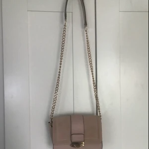  - Fin väska, använd 2 gånger, smutsrosa färg tyvärr har min tröja färjat av sig på baksida men de syns inte när man har på sig den