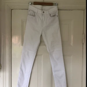  - Slim modell i storlek 38 men normalhög midja. Sparsamt använda.