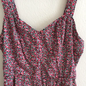  - Fin somrig klänning från monki i storlek 38. Köpt second hand men är tyvärr lite stor på mig. Jättefint skick!  