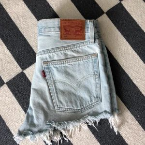  - Levi’s 501 shorts inköpta på Carlings i Stockholm💙 Oanvända då det är fel storlek för mig. Fraktar eller möts möts upp i Stockholm😇