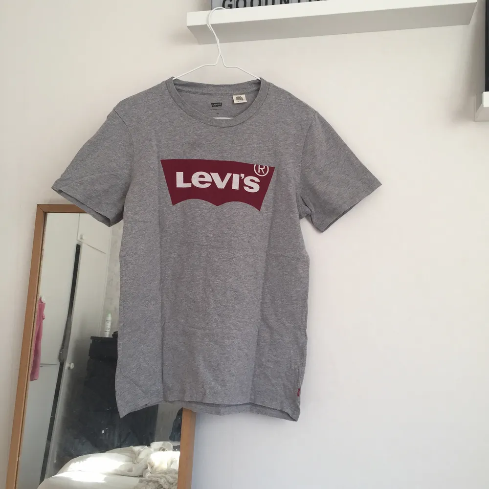 I princip oanvänd Levis tröja som är köpt från jeansbolaget. Tröjan är unisex och är i storlek xs. säljs pga sitter ej bra på mig. >!notera- det är en liten fläck på tröjan men syns knappt (se bild 2)!< ✨köparen står för ev.frakt 🌸 . T-shirts.