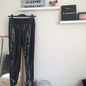  - skitsnygga lack tights från bikbok i strl S, använde dem rätt ofta i vintras så det ”glansiga” har avtagit litegrann, annars är dem i fint skick!  🍀köparen står för ev. frakt🌹