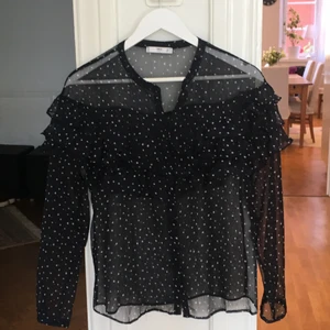 - Mörkblå blus med vita prickar och lite volanger från Mango. Använd 1 gång. 