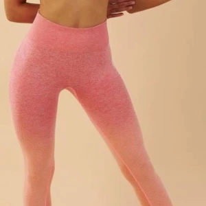  - Gymshark peach/coral ombre tights, helt nya i påse med taggs. Endast provade. Storlek M men passar även S Nypris 799  Säljes för 600kr inkl frakt