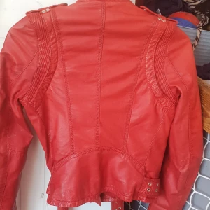 Skinnjacka Kenza  -  Kenza för jofama rött  läder!   Så snyggt nu till hösten  m tjockare tröja under! Trivs själv bättre i primeboots så dax släppa denna, lite osäker på frakt kostnad så skriver 100 ! Skulle d bli mer bet jag sannats får du tbx .  
