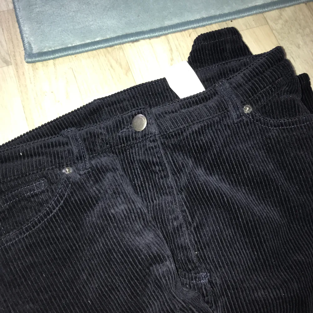 Manchester-byxor från Monki. använda en gång sedan endast legat i lådan. Eventuell frakt står köparen för! . Jeans & Byxor.