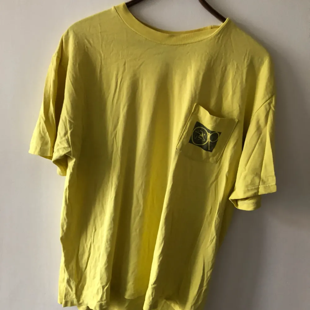 Ultrasnygg vintage OP Sunwear T-shirt i nice slitet skick med surftryck. . T-shirts.