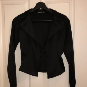  - Kort svart kavaj i storlek S, knappt använd så i väldigt gott skick. Köpare betalar frakt.