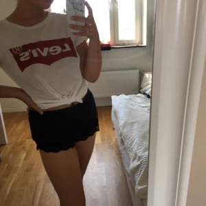  - Vit T-shirt i Stl S, plagget har en liten, ljusgul fläck på magen