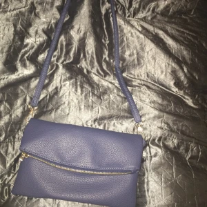  - Säljer en clutch väska från H&M