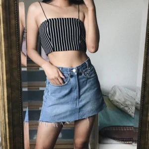  - Randig top, kan även stoppa ner banden. Har kedja där bak. Endast testad✨ fraktkostnad tillkommer ✨  - Levis kjolen säljs också i en annan annons (300kr)