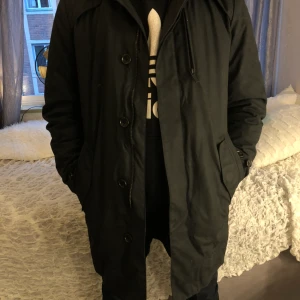  - Svart vinter/höstrock i strlk M i märket Bläck. Aldrig använd. Kan skickas via post men då får man stå för frakten själv. (Prutbar vid snabb affär) 