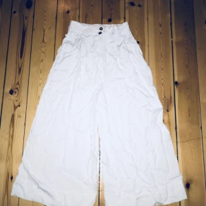  - Sååå snygga Vita, highweist utsvängda byxor.