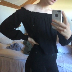  - Svart offshouldertröja