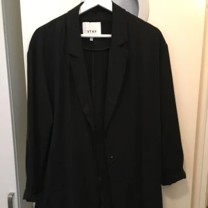  - Oversize kavaj i tunt material. Använd 1 gång. Köparen står för ev frakt :) passar en 36-38.