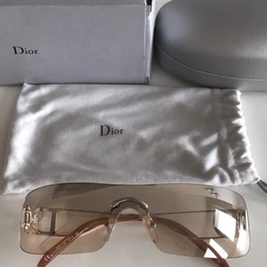  - Äkta Christian Dior solglasögon med båge i silver och guld/ljusbrunt tonat glas. Orginal kartong, glasögonfodral samt dustbag medföljer. Modell: Miss Diorella / N YB7 Silver Inköpta på Synsam i Stockholm. Nypris 2540kr  Nyskick.