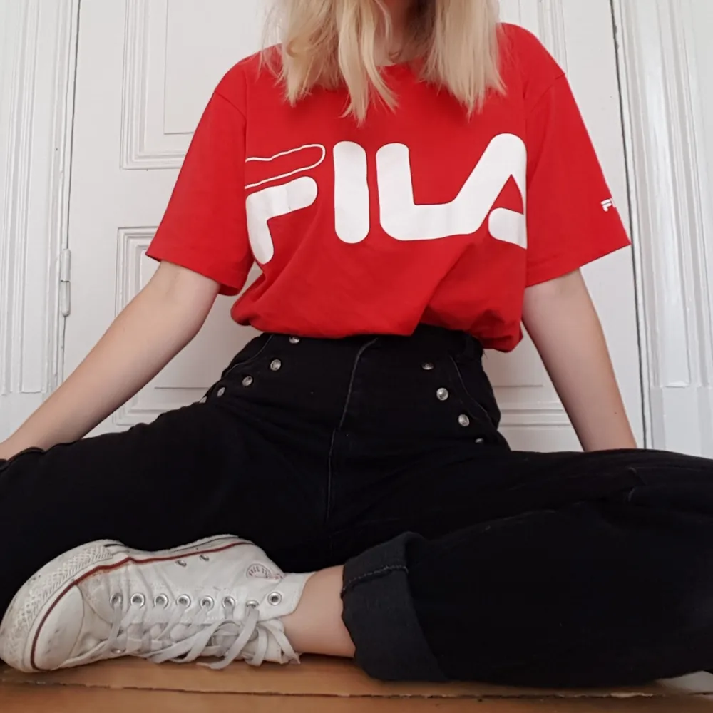 Röd FILA-Tshirt is storlek M, endast använd en gång! . T-shirts.