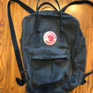  - Klassisk blå fjällräven kånken ryggsäck. Normalt använd.  