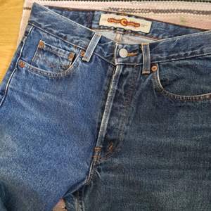 Snygga Crockerjeans i utmärkt skick. Vintage mom jeans-modell med raka ben. De är märkta som w29, men för små på mig som vanligtvis har w27-28. Mätt rakt över midjan är de 35-36 cm. Frakt tillkommer.  