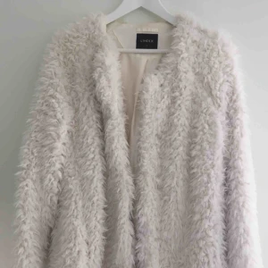  - Superfräsch fuskpälsjacka! Köparen står för frakt. 