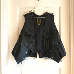  - Vintage skinnväst med fransar i läder.