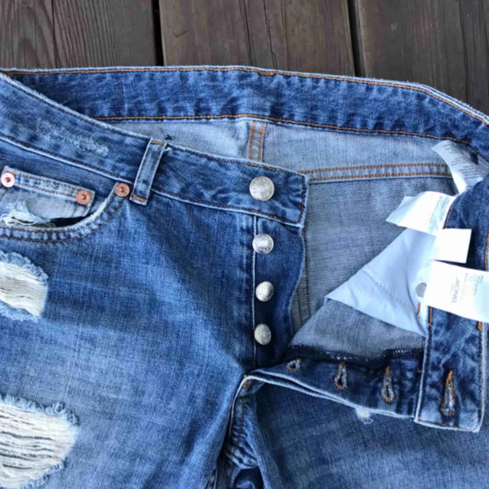 Mjuka jeans från Monki stl 24, låg midja, rak passform, ej stretch, slitna detaljer, sparsamt använda. . Jeans & Byxor.