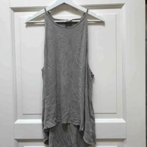  - Denim-linne i ljusgrått från hm, snygg slapp passform , något längre bak än fram