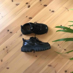  - EYTYS ANGEL strl 37. Använda men i väldigt fint skick, som nya! Låda och tygpåse medföljer