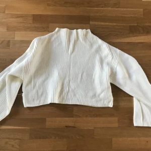  - mysig stickad tröja, perfekt till hösten!  liten i storleken och kort i modellen så passar mer S/M