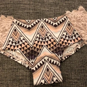  - Super snygga Nya oanvända Victoria secret trosor ( tyvärr ingen prislapp i)  Tyvärr fel storlek.  Passar även XS 