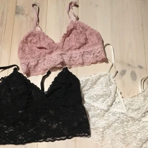  - 3 spetstoppar från H&M,bara testade. Den rosa är inte samma design som de andra+har klippt av lappen i den för den kliar. Säljer inte separat. Låg frakt tillkommer 